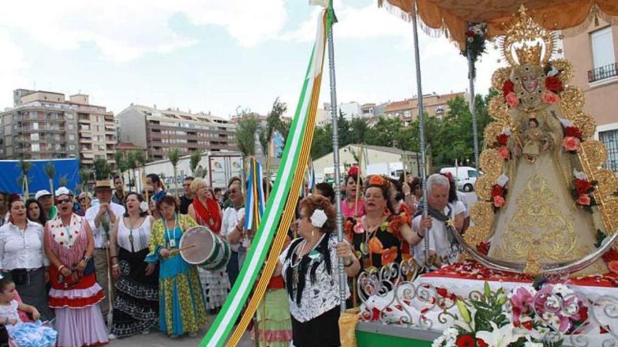 La Blanca Paloma pasea por las calles de Alcoy