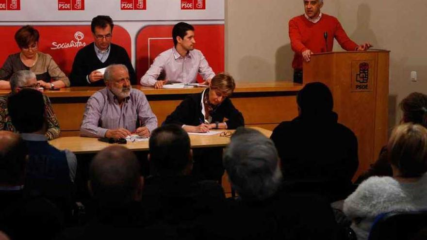 El candidato a la Alcaldía de Zamora, José Luis Gómez, se dirige al Comité Provincial del PSOE.