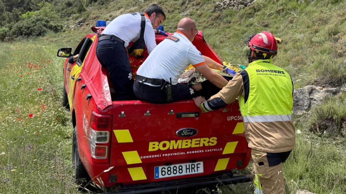 Los bomberos de la Diputación han actuado en la caída del motorista por un terraplén.