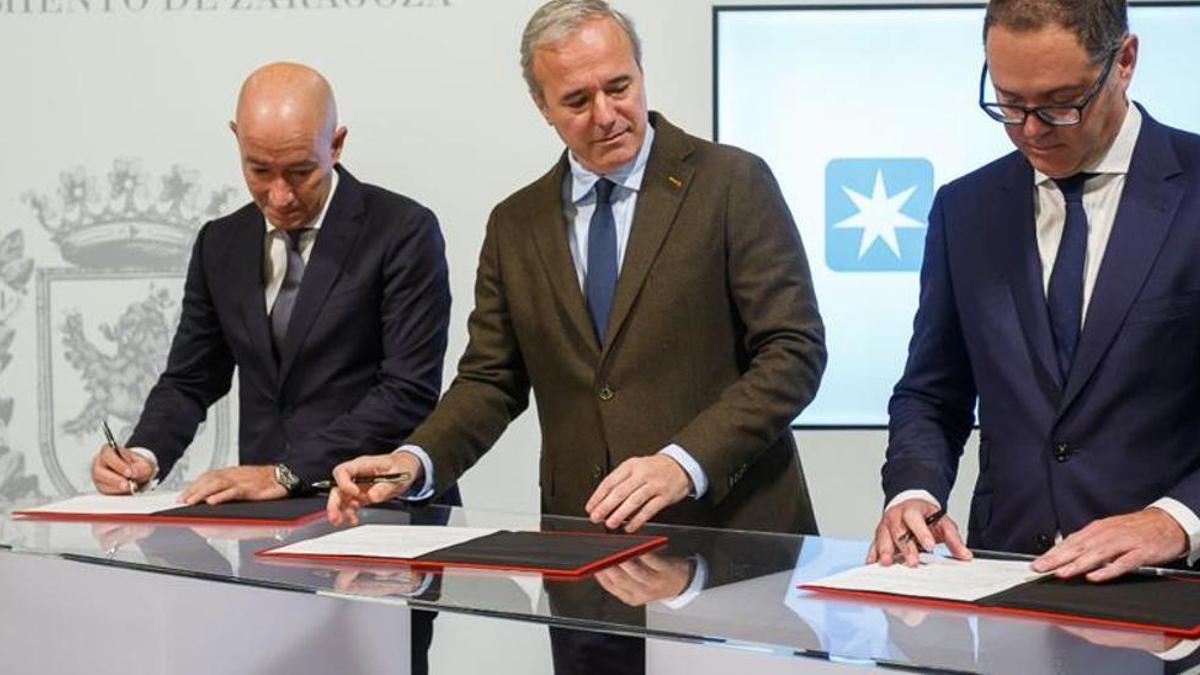 El consejero delegado de Maersk para el suroeste de Europa y Magreb, Diego Perdones, el alcalde de Zaragoza, Jorge Azcón, y el director de Mercazaragoza, Sergio Alarcón, este jueves en la firma del contrato.