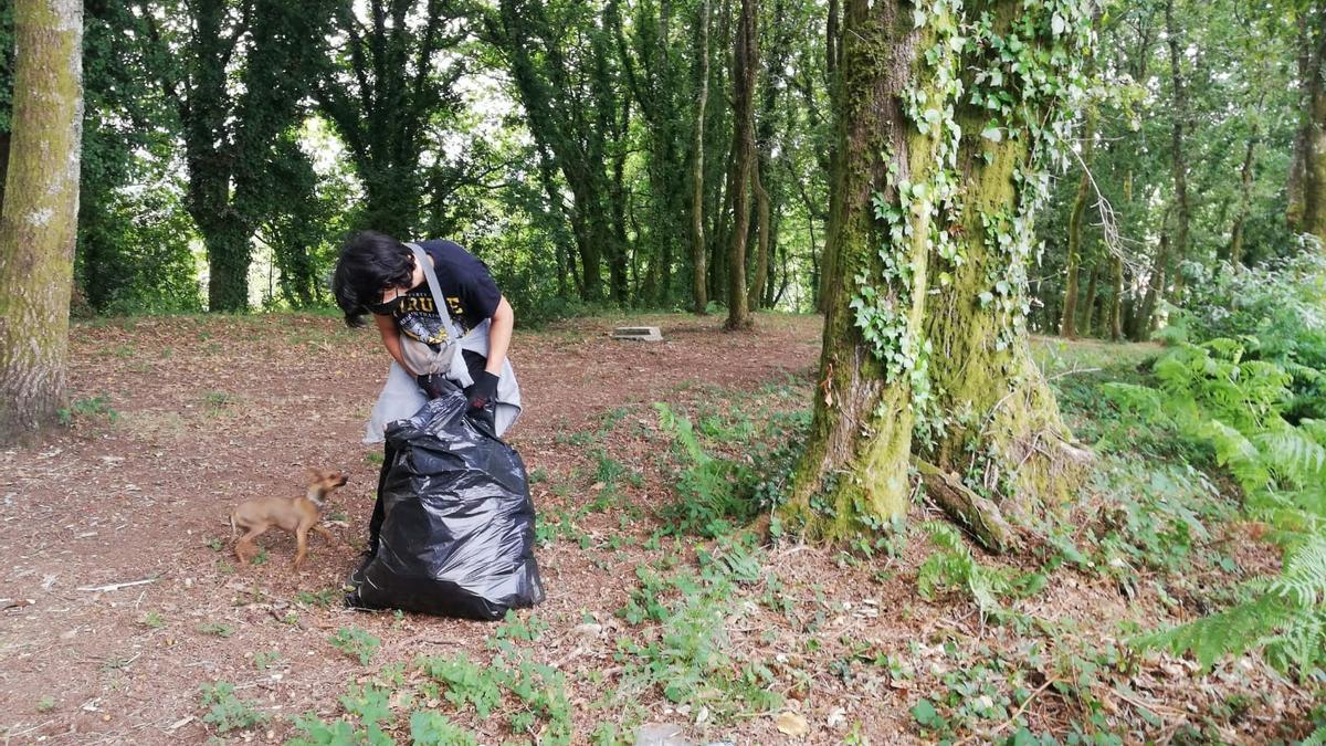 El equipo de La Estación limpió de basura la robleda existente detrás del Teatro Principal de la villa.