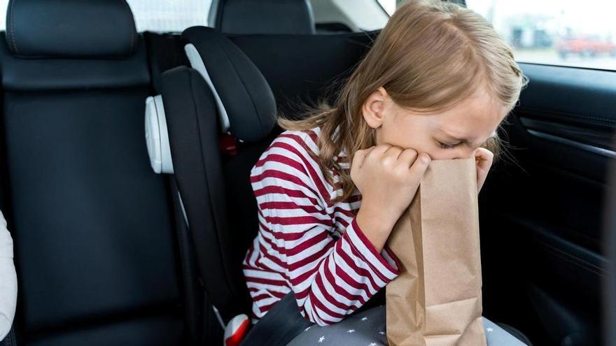 Cómo limpiar la silla del coche: así puedes acabar con el olor a vómito