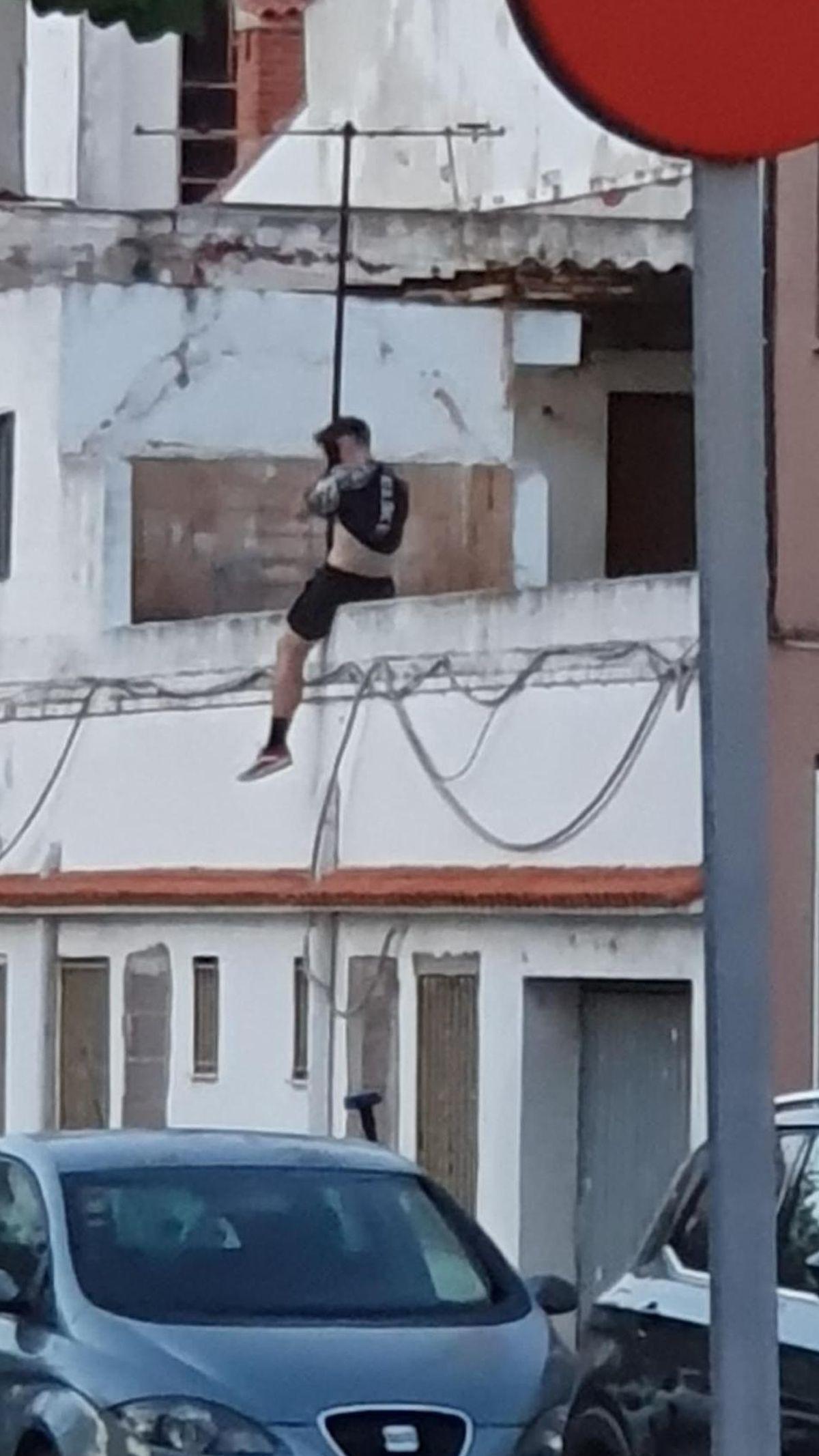 Imagen en la que se ve a uno de los jóvenes accediendo a estas casas.
