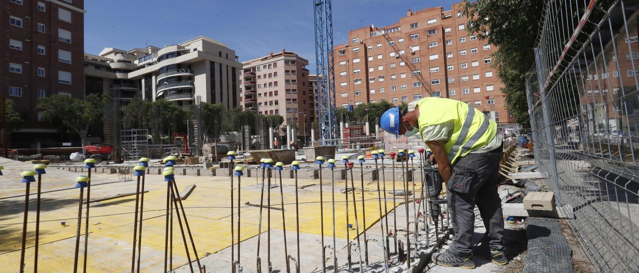 Un trabajador de la construcción trabaja en una obra de nueva promoción de la capital en una imagen de archivo.