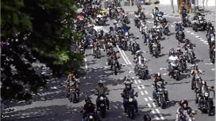 La &quot;Desfilada de Banderes&quot;, passant pels carrers de Barcelona.