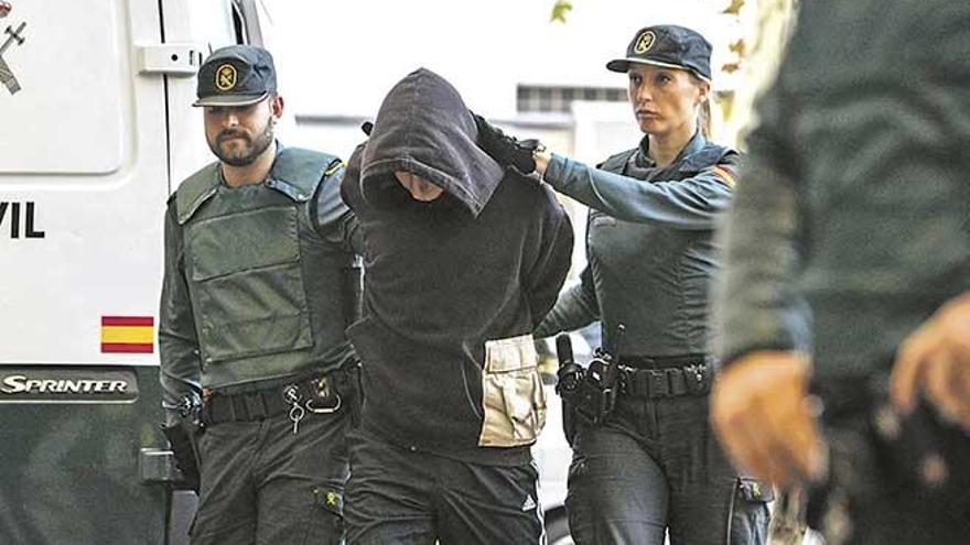 El homicida confeso de Costa d´en Blanes, Bogdan K., de 27 años, el sábado a su llegada a los juzgados de Vía Alemania de Palma.