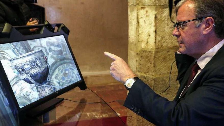 El alcalde de León, Antonio Silván, &quot;estrena&quot; la digitalización en 3D del cáliz de doña Urraca en la colegiata de San Isidoro, León.