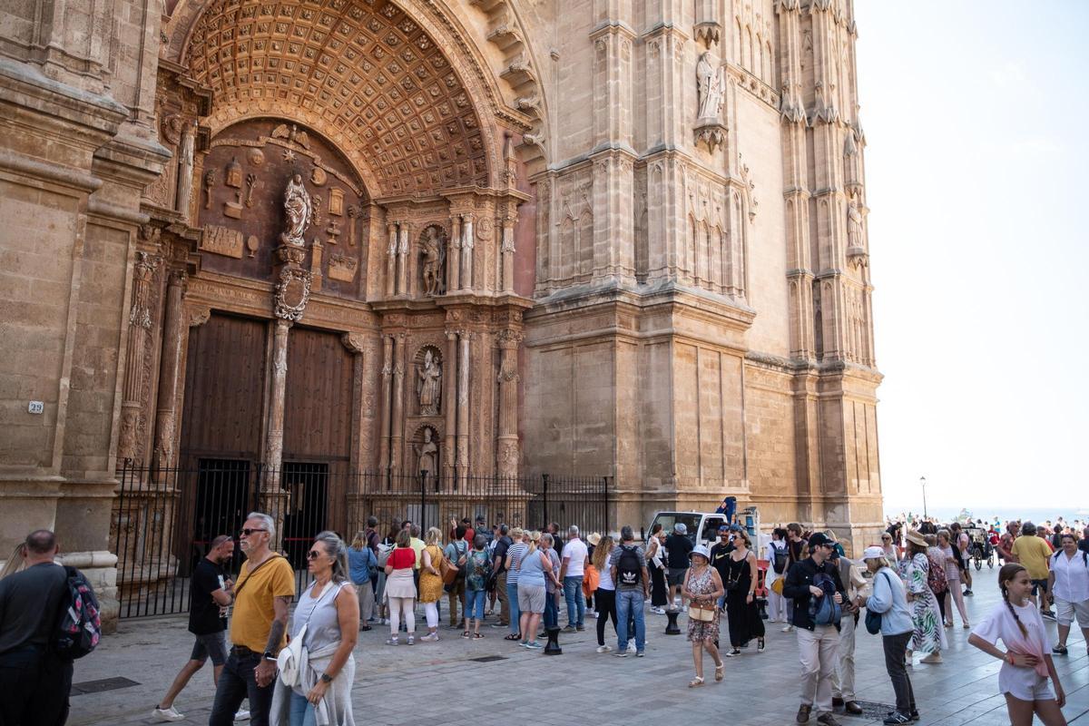 Varios turistas en las inmediaciones de la catedral de Mallorca.