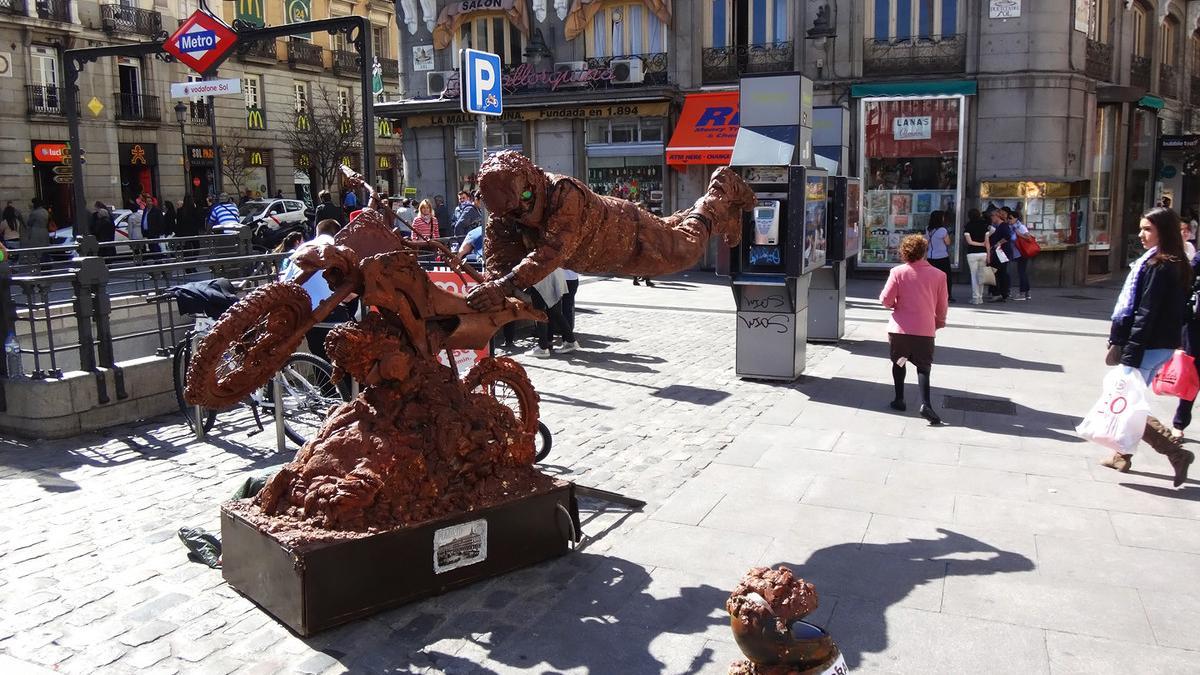 Estatua humana en la Puerta del Sol, en Madrid