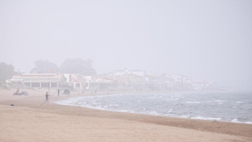 Un espeso banco de niebla engulle la playa de La Marina y El Pinet