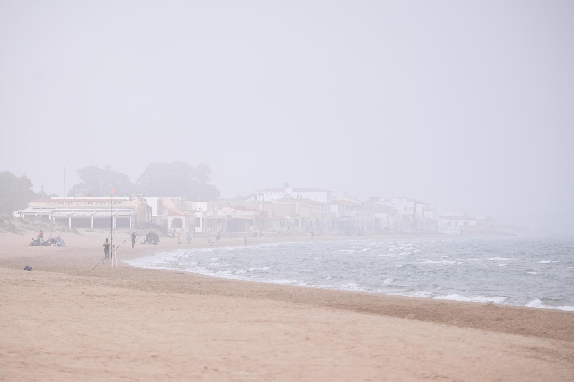 Un espeso banco de niebla engulle la playa de La Marina y El Pinet