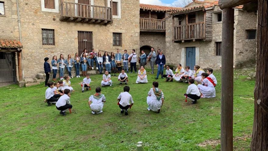 ¿Te gusta bailar? El grupo de coros y danzas Virgen del Rosario te espera en Huertas de Ánimas