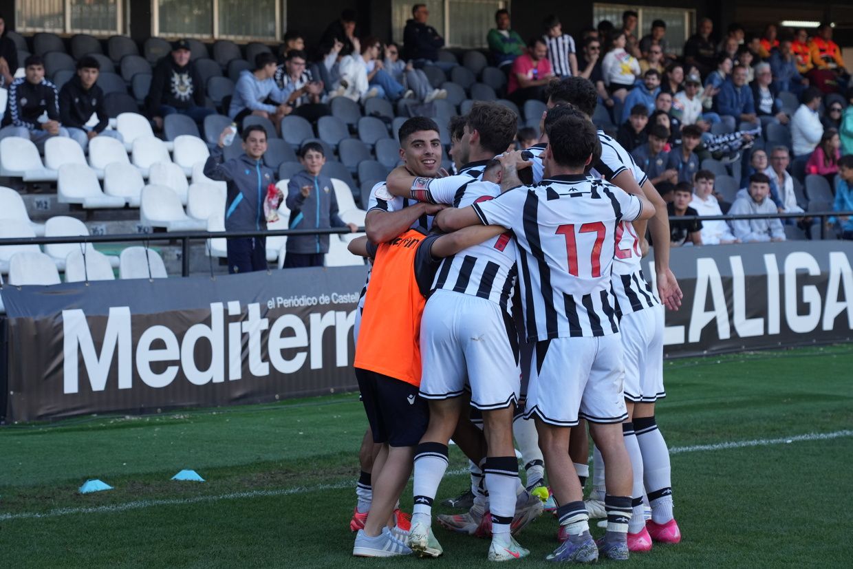 ¡Las mejores imágenes de la celebración del ascenso a Segunda Federación del Castellón B!