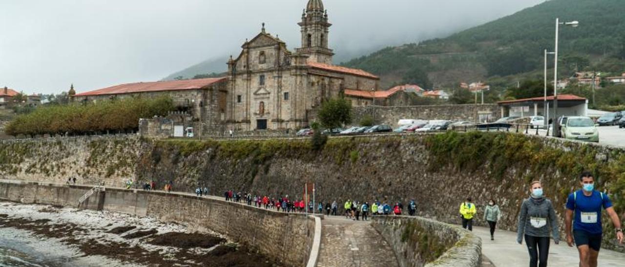 Participantes en la icónica marcha nórdica que parte del Monasterio de Oia y llega hasta Tui.