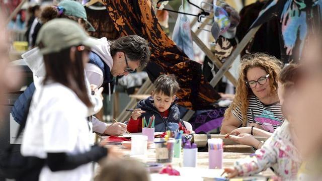 Los más pequeños participan en uno de los talleres. |Toni Escobar | TONI ESCOBAR