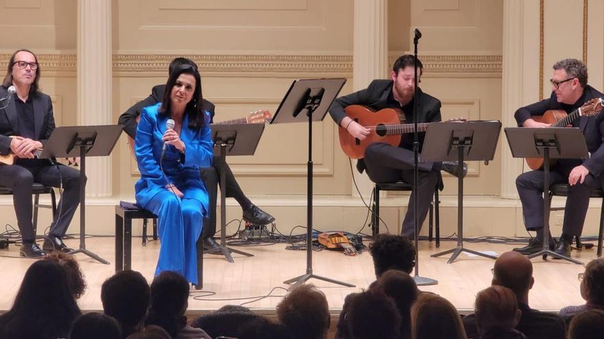 La cantante canaria Olga Cerpa, junto al resto de Mestisay durante un momento de su actuación en el templo musical de la ciudad de Nueva York. | | LP/DLP