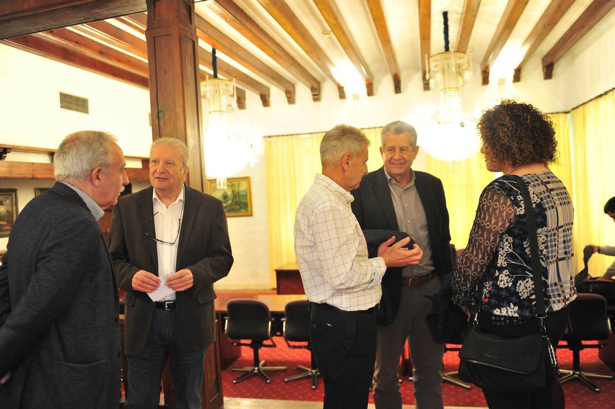 Integrantes de la plataforma cívica charlan antes de la presentación.