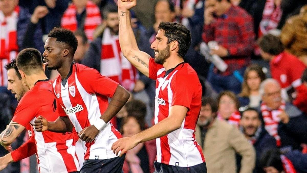 Raúl García celebrando un gol del Athletic Club de Bilbao ante el Eibar