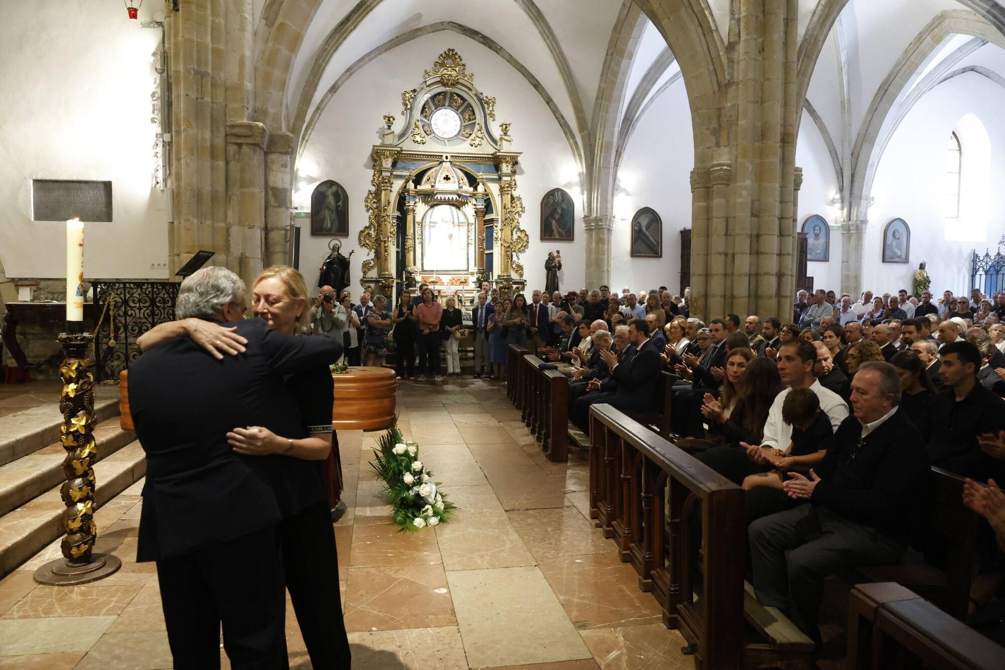Las imágenes del funeral de Antonio Trevín en la basílica de Llanes.