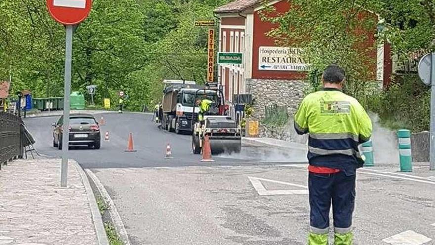 TRABAJOS. En Covadonga no paran las obras, como el asfaltado de la calzada.