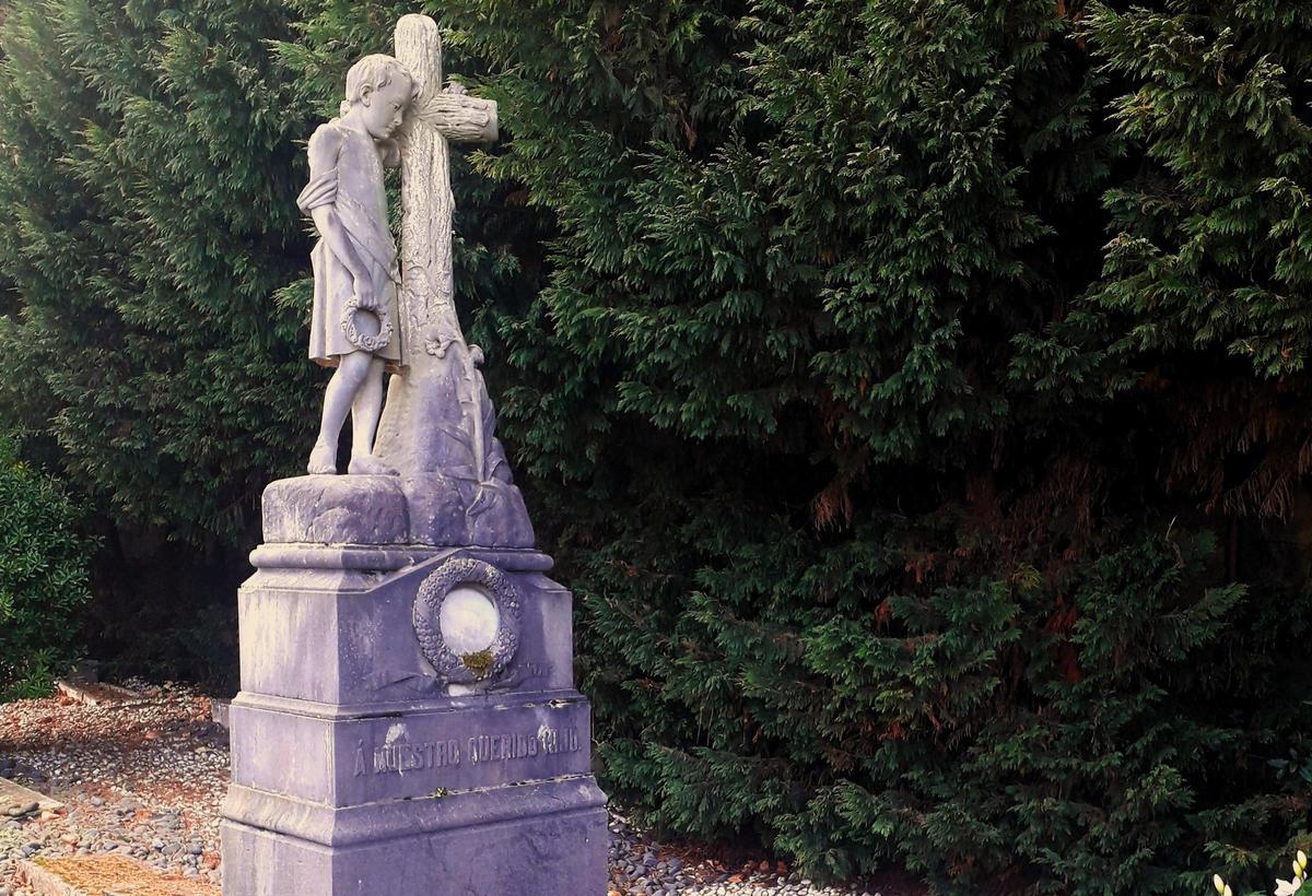 La tumba del hijo de Magnus Blikstad en El Sucu.