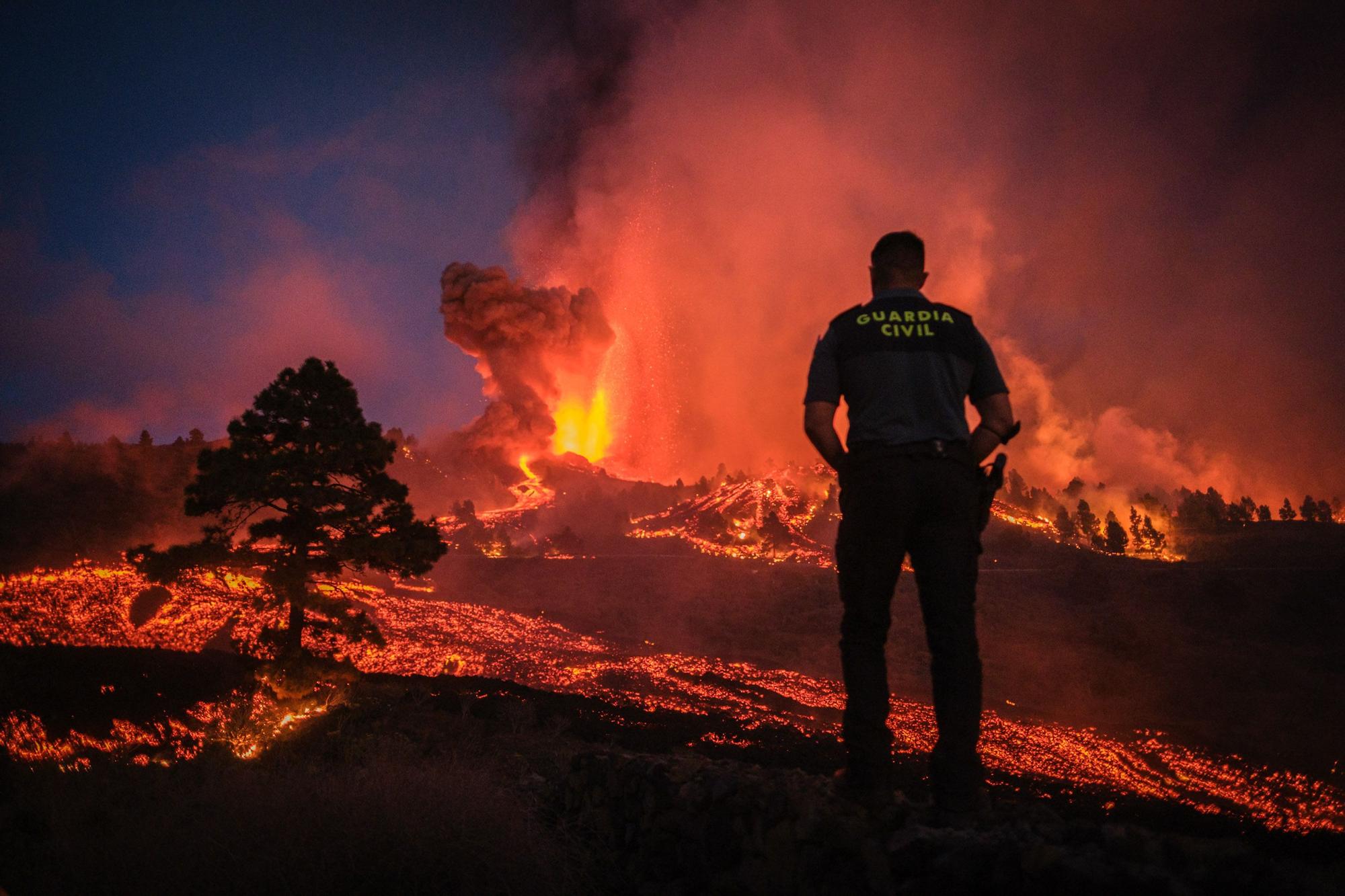 El espectáculo del volcán de La Palma al caer la noche