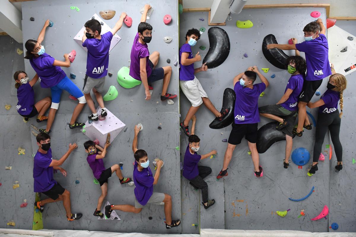 Alumnos de la escuela de escalada de AMI.