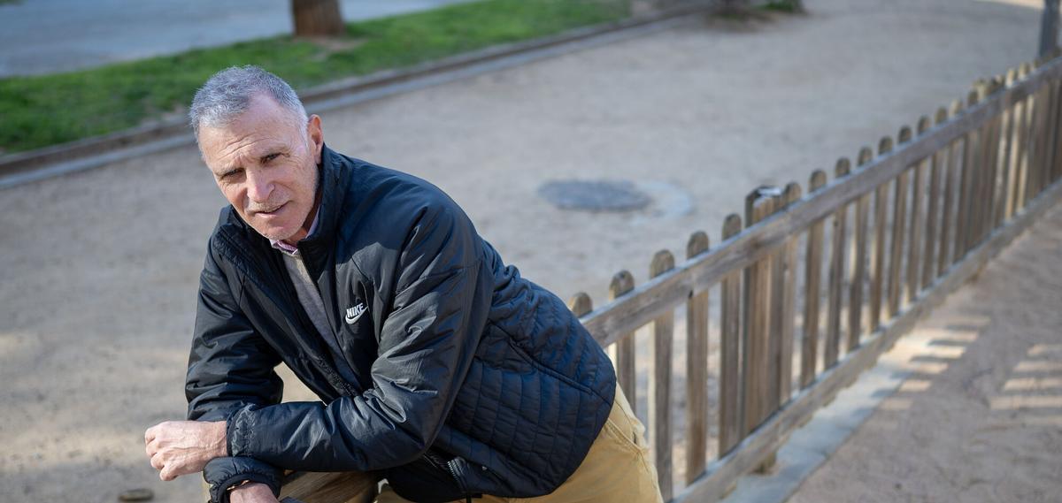 Barcelona 25.03.2026 Deportes El ex atleta, saltador de longitud, Antonio Corgos, fotografiado en un parque de Barcelona. Fotografía de Jordi Cotrina