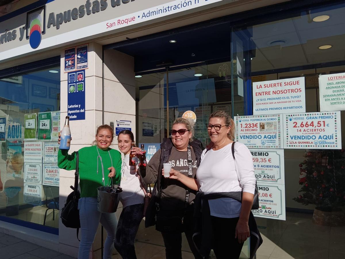 Vecinos de Fortuna celebran el cuarto premio en la puerta de la administración.