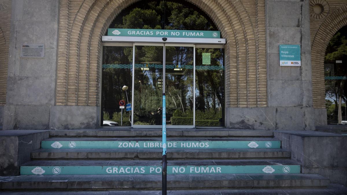 Fachada del hospital Royo Villanova, en el zaragozano barrio de San Gregorio.