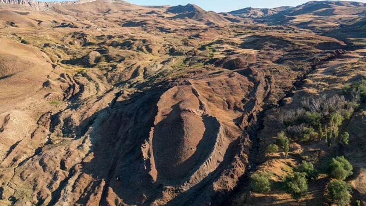 Un equipo que excavó una formación geológica en Turquía ha analizado muestras de roca y suelo y otros restos que sitúan al lugar en el mismo momento en que la Biblia ubica al Gran Diluvio, hace 5.000 años.