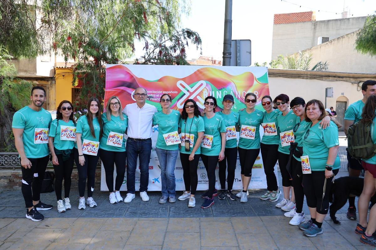 Alcalde y equipo de gobierno con la junta organizadora de la carrera contra el cancer.