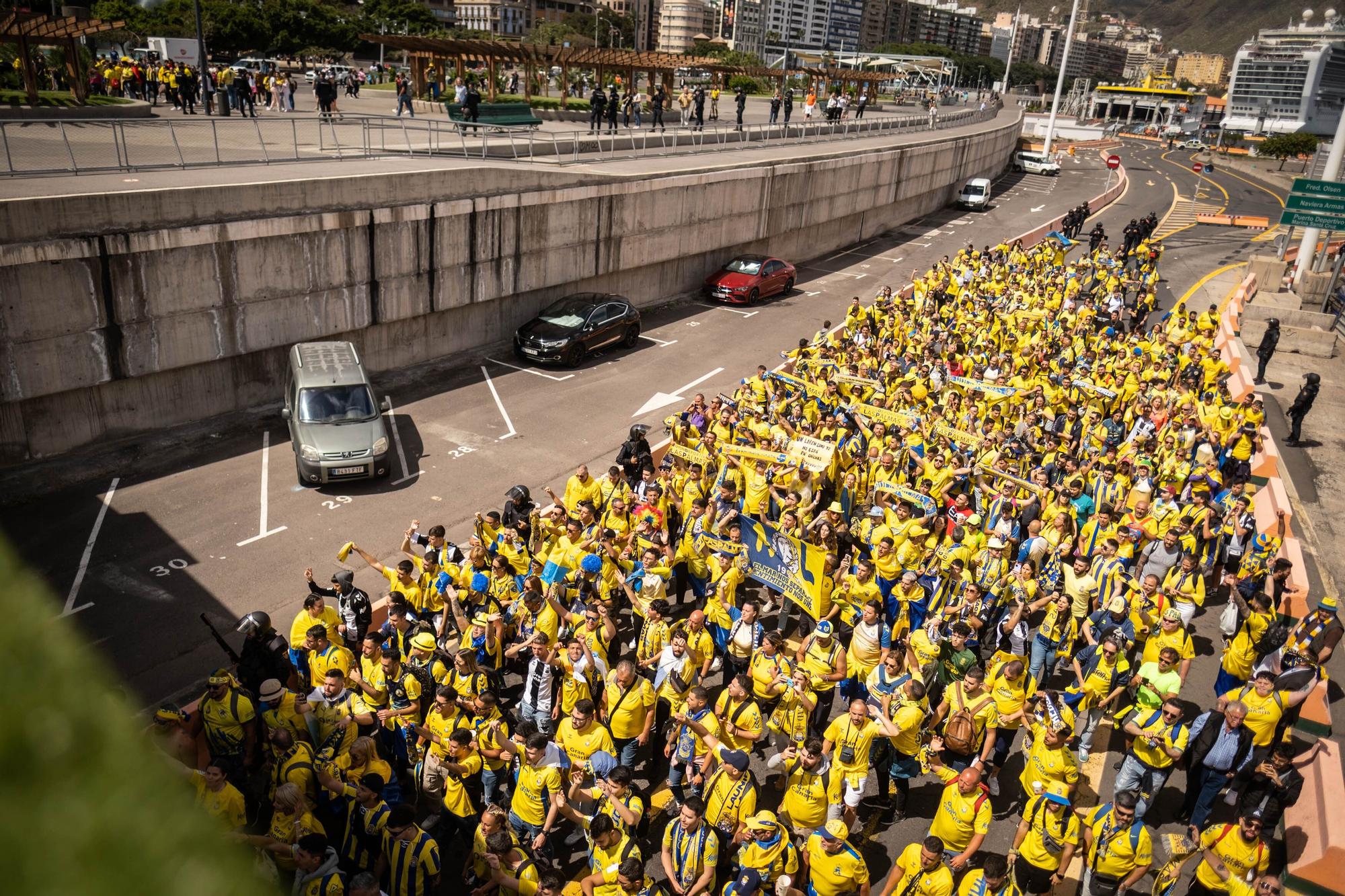 Los aficionados de la UD Las Palmas se dirigen al Heliodoro