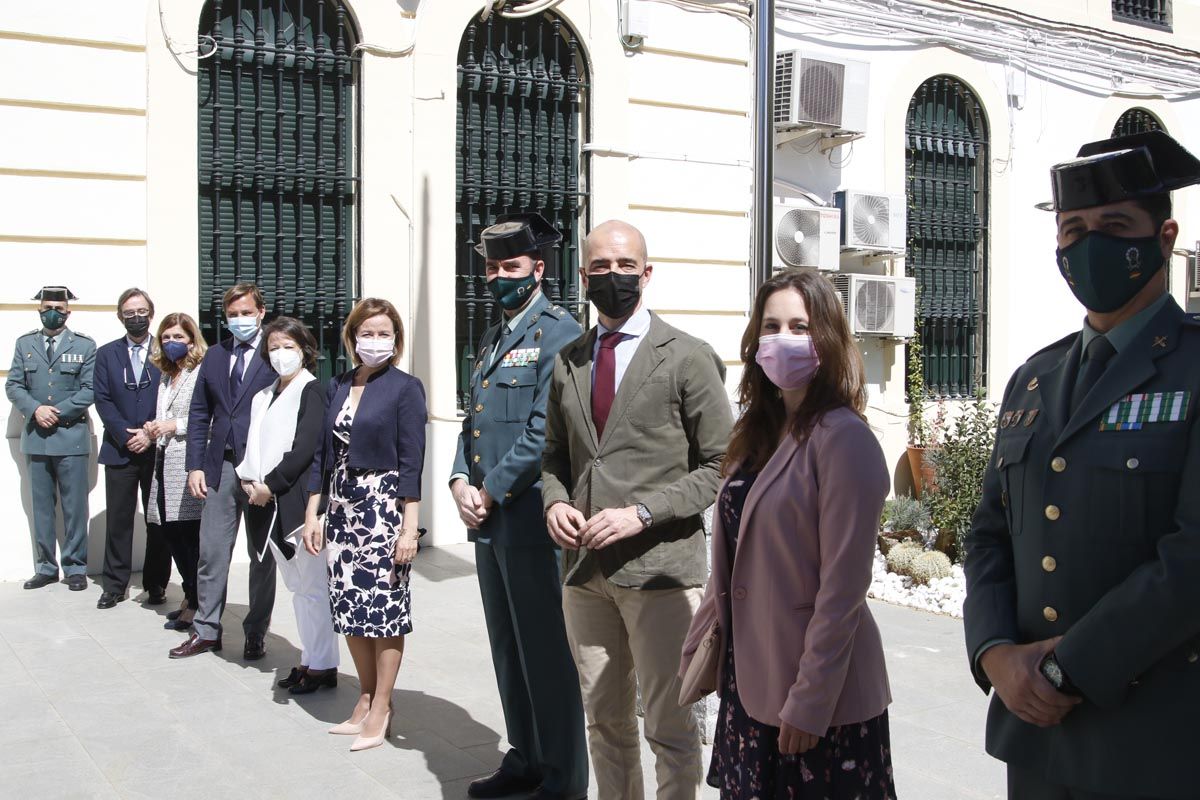 Valle García, gerente del hospital Reina Sofía, recibe la cruz de la Orden del Mérito de la Guardia Civil.