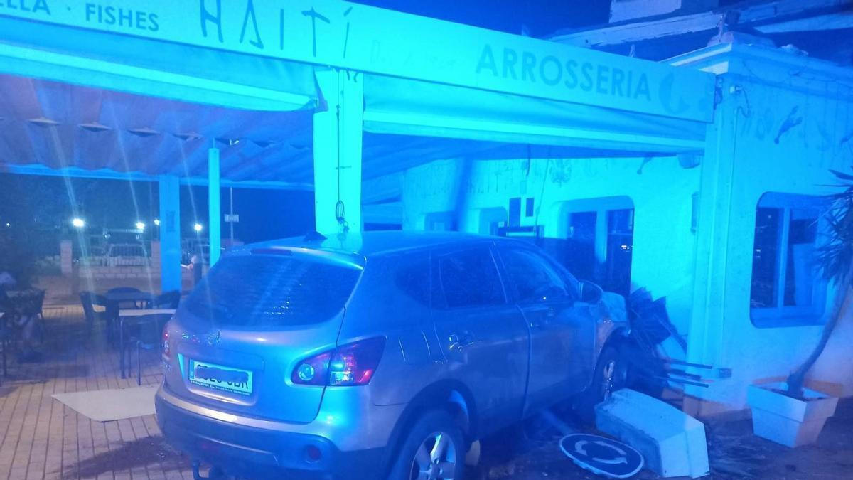 El coche se ha empotrado en el histórico restaurante