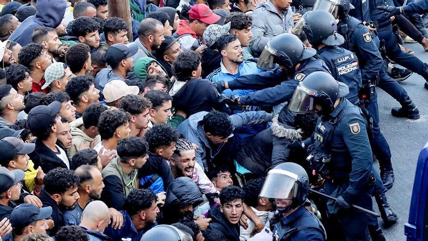 Ceuta inicia el traslado de migrantes al puerto