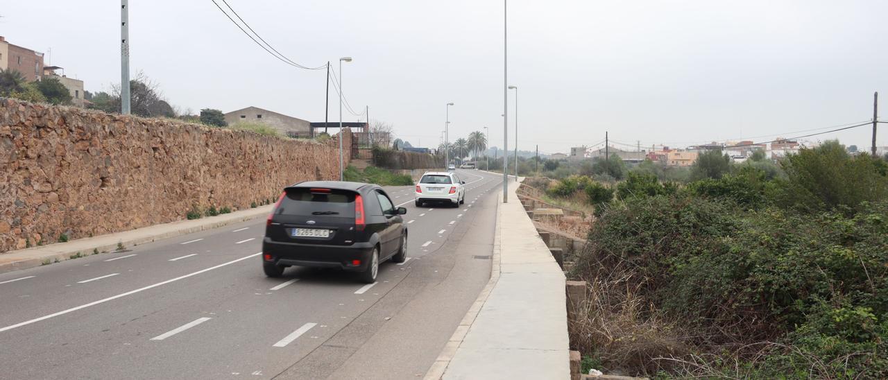 El proyecto prevé ampliar el vial para ensanchar aceras y permitir el carril bici.