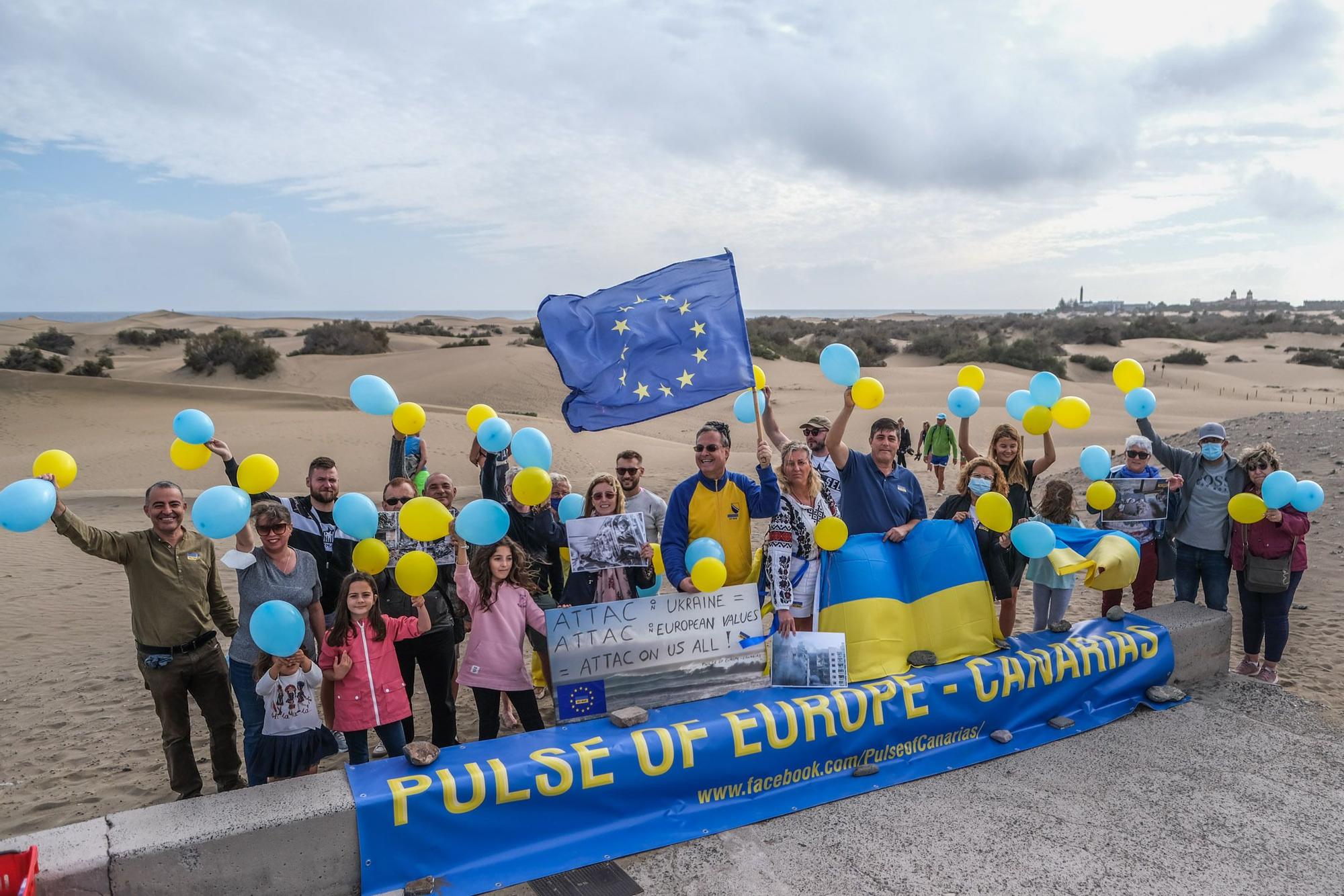 Manifestación de ucranianos en el mirador de las Dunas de Maspalomas