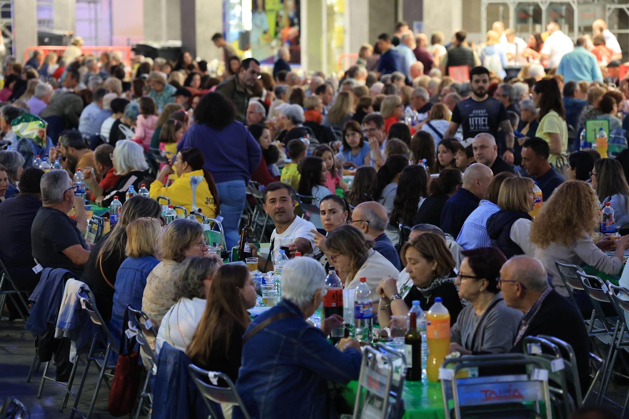 Búscate en la galería de fotos del Macrosopar de Veïns de las fiestas de Vila-real