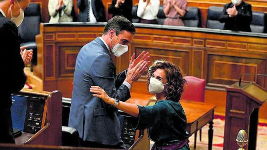 Endlich eine Mehrheit für den Finanzplan 2022: Premier Sánchez applaudiert Finanzministerin María Jesús Montero.