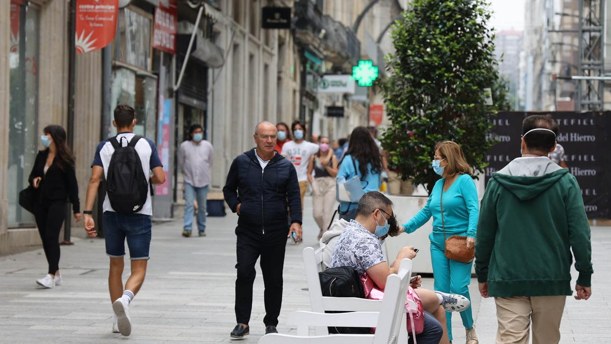 Gente paseando por Príncipe con y sin masacarilla.