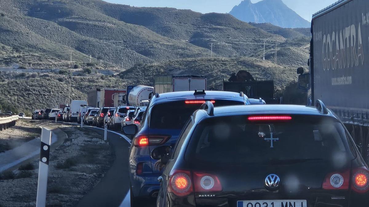 más de 5 kilómetros de retenciones en la AP-7 por un accidente en La Vila