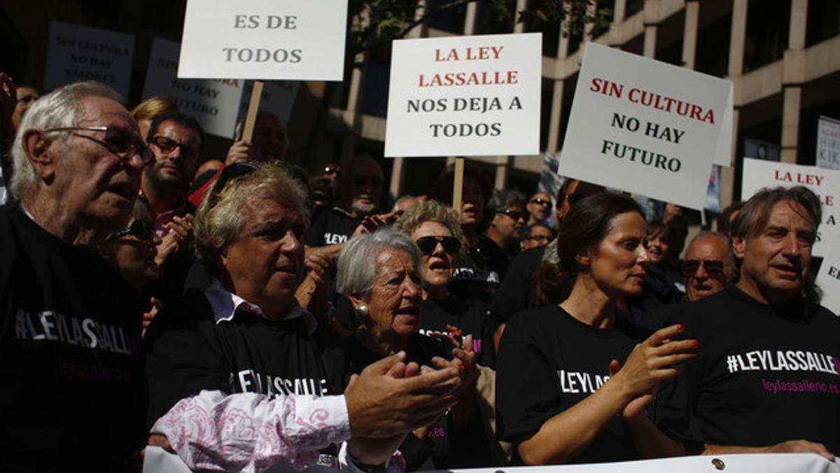 Los actores Juanjo Puigcorbé y Aitana Sánchez-Gijón (a la derecha del todo) en una manifestación en Madrid, el pasado 30 de septiembre, contra la 'ley Lassalle'.