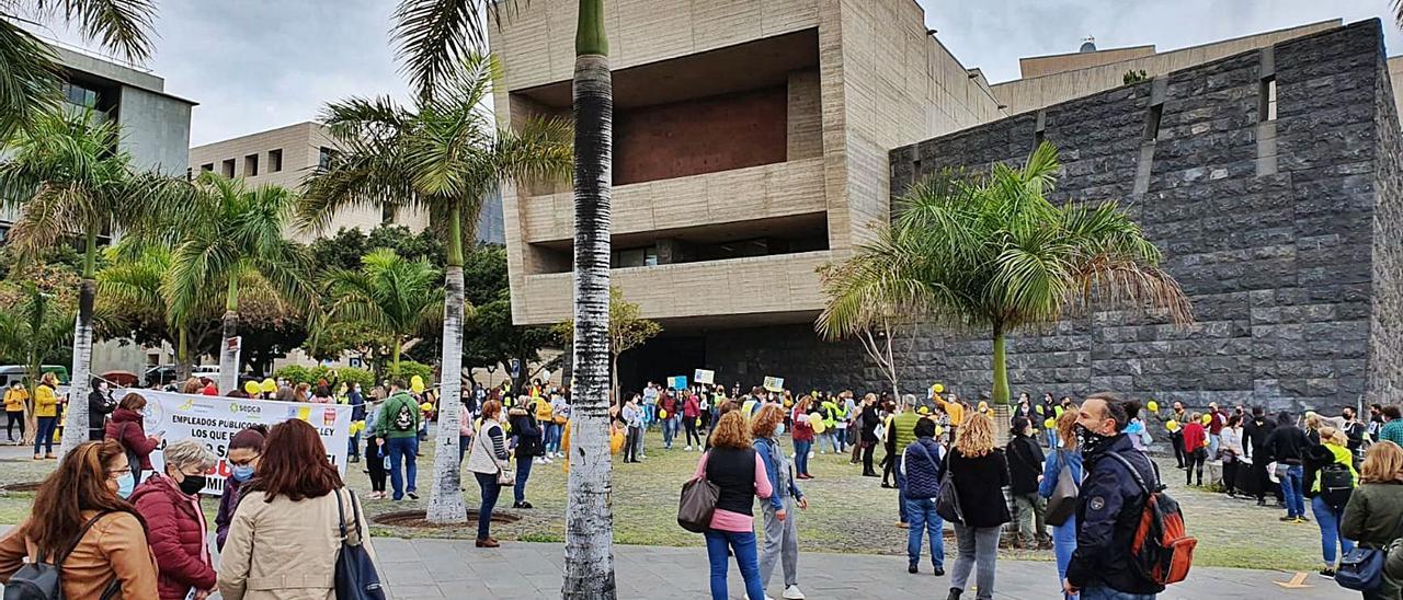 Concentración celebrada ayer frente a la sede de Presidencia del Gobierno en Santa Cruz de Tenerife. | | LP/DLP