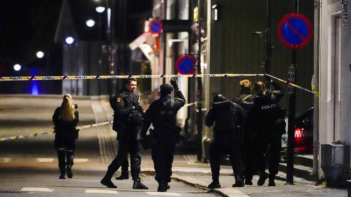 El dispositivo policial desplegado tras el ataque en Kongsberg.