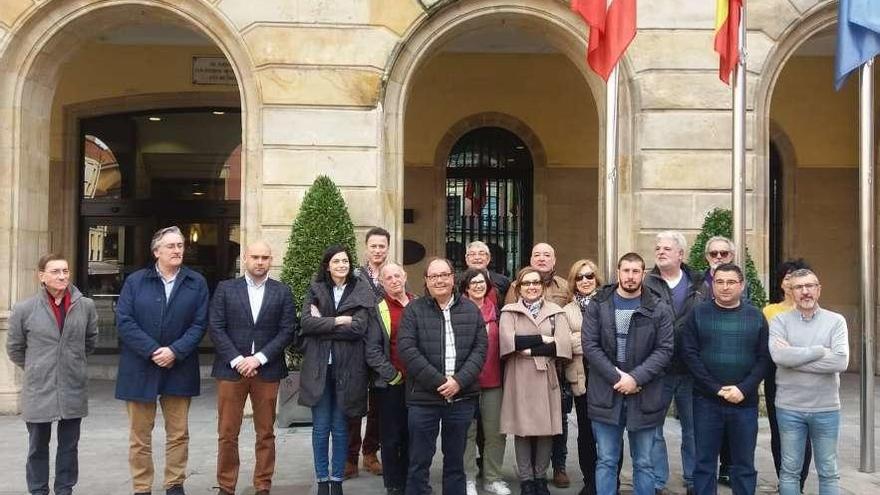 Representantes de colectivos que integran la Plataforma en Defensa del Plan de Vías de Gijón, a las puertas del Ayuntamiento.