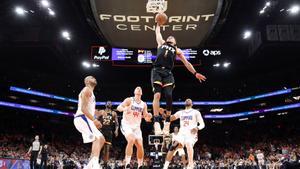 Devin Booker penetrando a canasta contra los Clippers