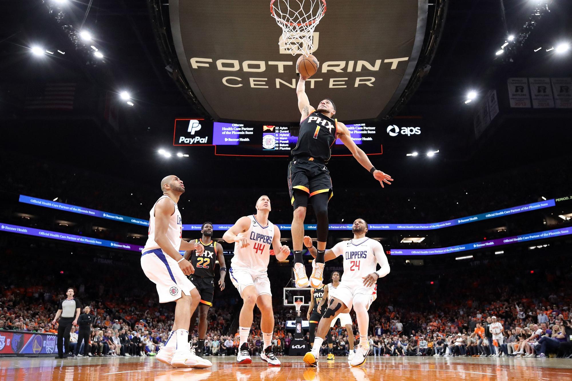 Devin Booker penetrando a canasta contra los Clippers