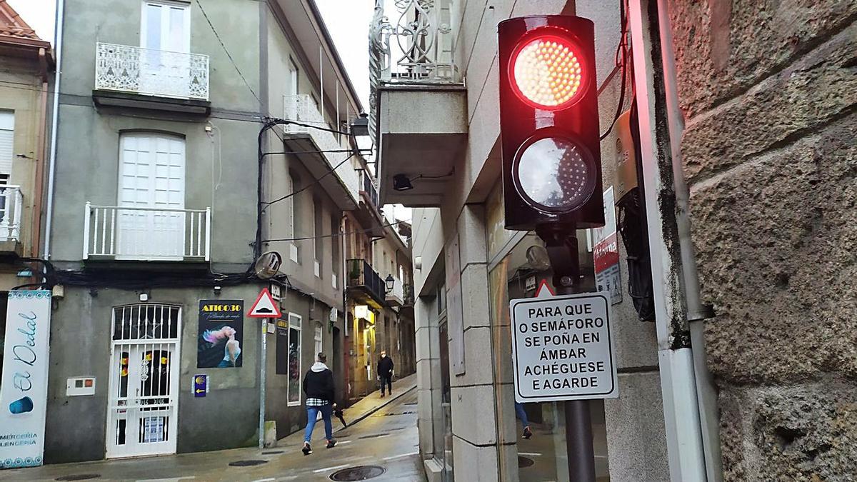 El nuevo semáforo automático instalado en la céntrica calle Telmo Bernárdez de Redondela.  |  // FDV
