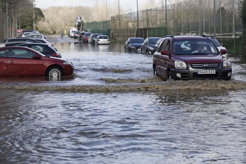 Retiren contenidors i cotxes de la zona inundada